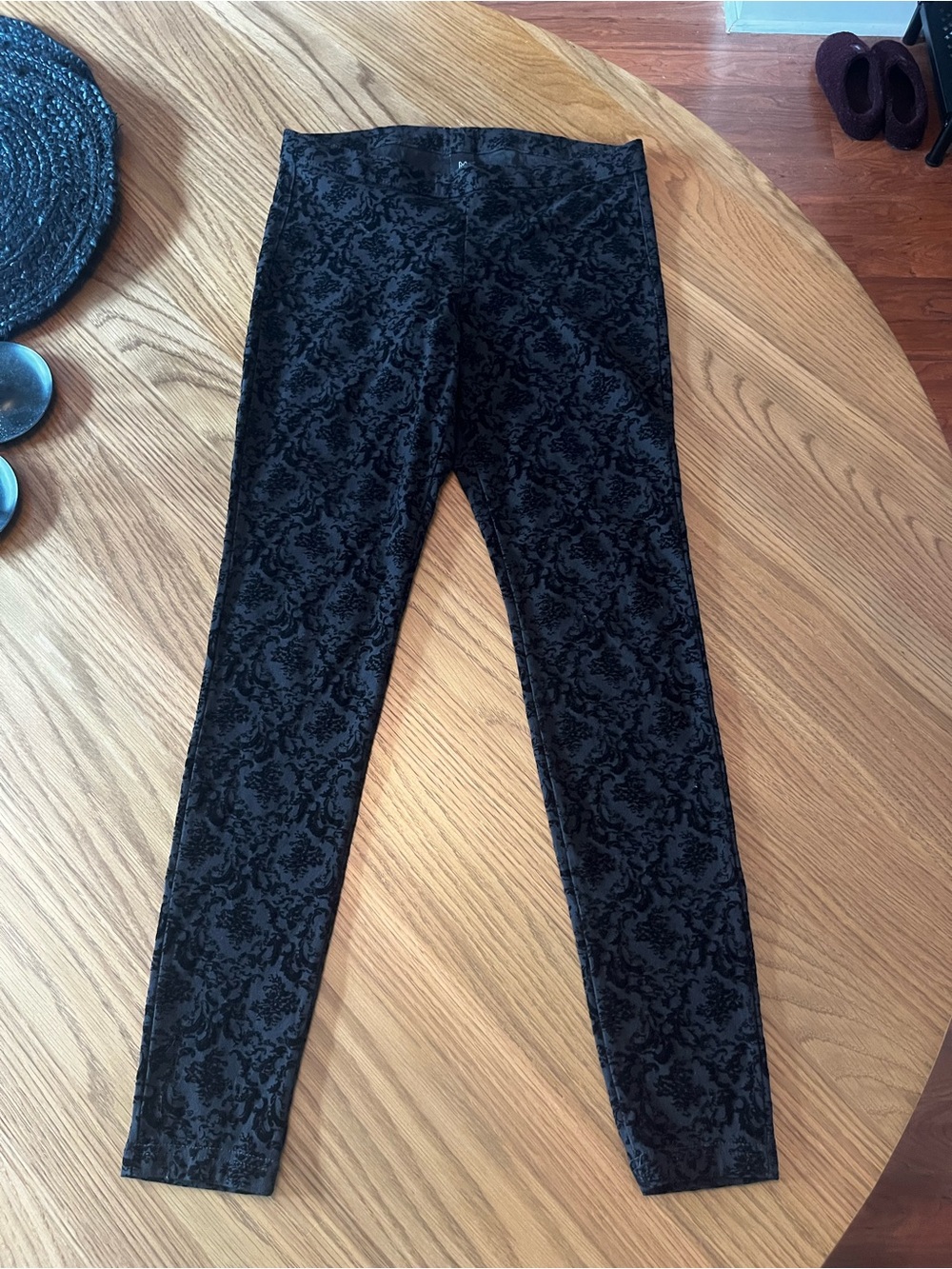 HUE Black Floral Jacquard Jeggings